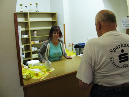 ...während die nette Mitarbeiterin alle Hände voll zu tun hat