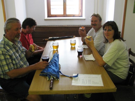 Die Wanderfreunde aus Deutschland machen auch eine Jausenrast