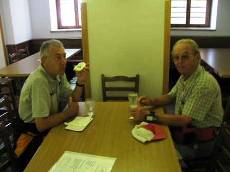 Auch Günther Wiesmeier und Erich Inezberger stärken sich mit Aufstrichbroten