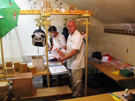 Nur Silvester Mayr und Obmann Franz Steinschaden müssen arbeiten - die erstellten Urkunden werden sortiert und in Klarsichthüllen gesteckt