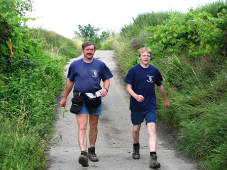 Du Papa, warum rennt denn der Quaxi so? Wahrscheinlich spürt er die nächste Labestelle, Bua!