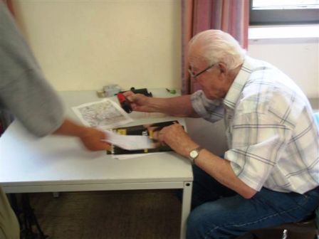 Die Kontrollstempel werden ausgefaßt...