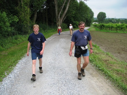 Vater und Sohn Hold wie zwei Uhrwerke immer noch im gleichen flotten Schritt