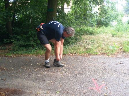 Helmi muß die Schnürung des Schuhs etwas lockern