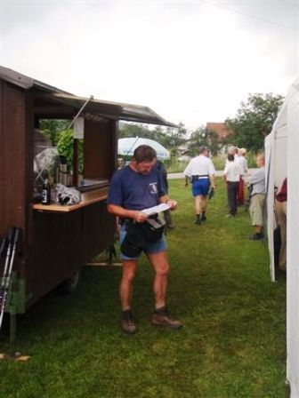 Zur Beurteilung, ob schon ein Bier geht, studiert unser Obmann den Streckenplan
