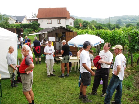 Blick auf das rege Treiben an dieser Labestelle, die 2x angegangen wird
