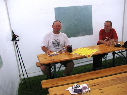 Unsere Allentsteiger Freunde genießen die Stärkung im Zelt