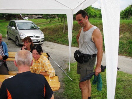 Ernst fixiert den G'spritzen am Tisch - oder doch etwas anderes?