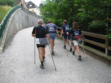 Der Stockeinsatz wird kräftiger und die Oberkörpervorlagen schräger