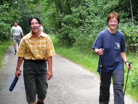 Ruth und Monika können sich bei so einer kleinen Steigung noch leicht unterhalten (Frauen eben)