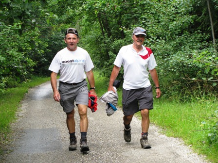Josef und Franz bilden die Nachhut bei der Erklimmung des letzten Hügels