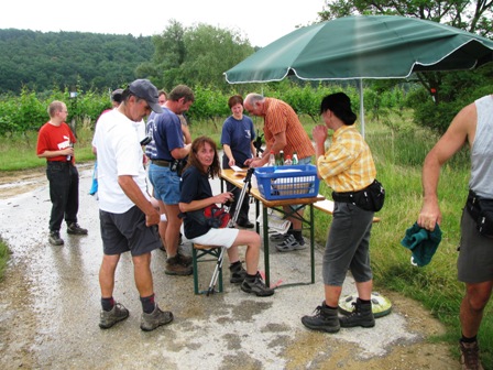 ...und plötzlich bricht für den Mitarbeiter bei der großen Gruppe der Stempel- und Einschenkstreß aus