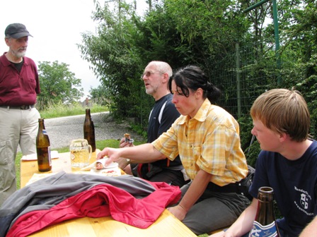 Ruth und Werner verkosten die schmackhaften Bratwürstel - 38,8 km sind abgespult und es ist nicht mehr weit ins Ziel