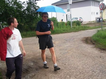 Helmut faßt kurz vor dem Ziel den Schirm aus - ein paar Regentropfen müssen es halt noch sein