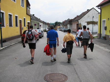 Einmarsch der Marathon-Gladiatoren in Langenlois