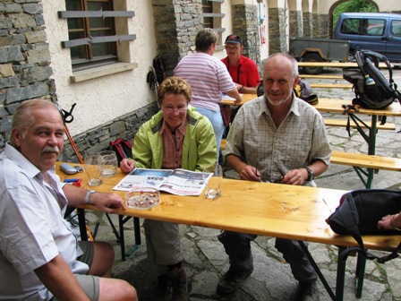 Robert Schuöcker sowie Christa und Alfred Alt haben es sich draußen gemütlich gemacht