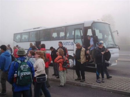 Mit dem ersten Bus zum Start nach Leśna