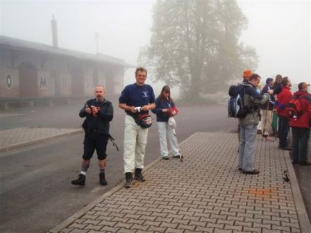 Ernst, Helmut und Karin treffen Startvorbereitungen...