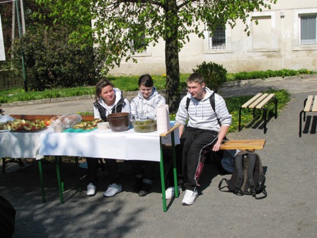 ...und die fleissigen jungen Leute, die Schmalzbrote und Obst gratis anboten