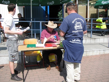 ...und schon kann der Zielstempel für den 1. von den Wanderfreunden Rappottenstein absolvierten polnischen Marathon abgeholt werden