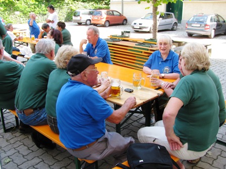 Auch die Mitarbeiter vom '1. Mdlinger Wanderverein Fhrenberge' knnen nach 3 Tagen harter Arbeit...