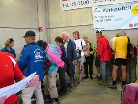 Reges Treiben in den frühen Morgenstunden am Start - keiner möchte ob der schwierigen Strecke zu spät starten