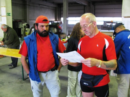 Werner Geishofer studiert den Streckenplan bevor es losgeht