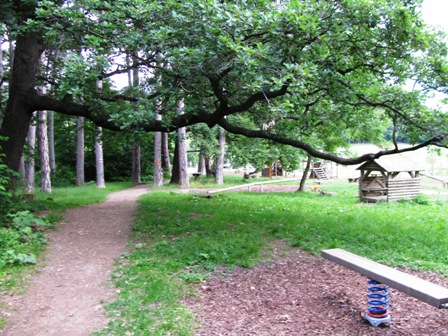 Blick zum Spielplatz in Gießhübl