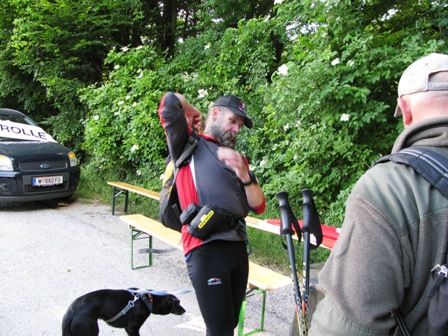 Erich Mickler und sein Hund Sissy sind auch bei der 2. Kontrolle - 12,2 km sind absolviert
