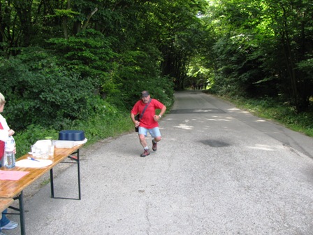 Gerhard Stöckl hat Durst - er geht schon in die Knie
