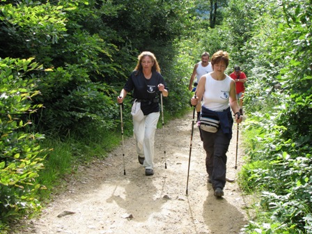 Karin und Monika in Powerwalkingschritt