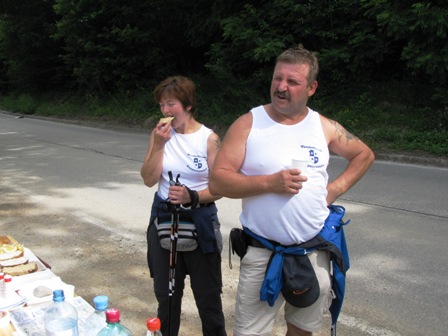 Monika verkostet auch das Quargelbrot - dem Quaxi gehts nicht unter die Nase