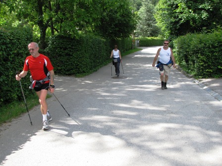 Werner, Monika und Manfred tanken sich den Anstieg zur Sulzer Höhe hinauf