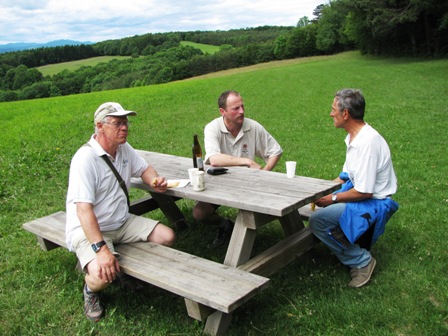 Silvester Mayr, Josef Hain und Friedrich Kohlendorfer machen auch eine Rast bei der Schöffel-Hütte
