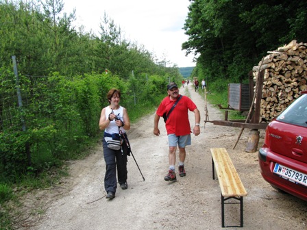 Monika trifft in Begleitung von Gerhard Stöckl bei der K+L ein