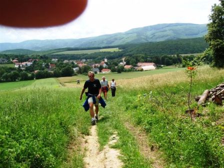 Helmut erreicht nun auch diesen Hügel - im Hintergrund Siegenfeld