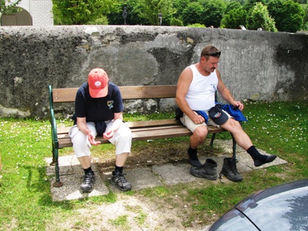 Zeigt her eure Füße - Quaxi bei der Wasserlabung nach 37,9 km in Gaaden
