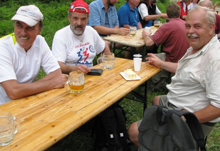 Franz Füreder, Bernd Gößweiner und Robert Schuöcker genießen ebenfalls ihre blonde Erfrischung oder Kaffee und Kuchen