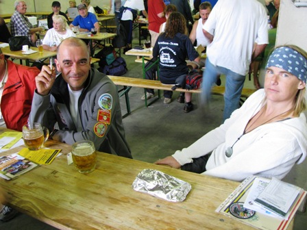 Und Werner genießt in netter Runde sein Bierchen