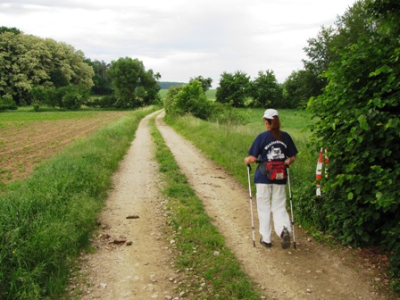 Karin auf einem schönen Feldweg flott unterwegs
