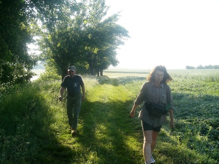 Das älteste Vereinsmitglied der Wanderfreunde Rappottenstein - Leopold Hold - verfolgt Anne Peterka