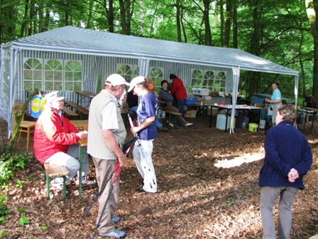 An der gut 'getarnten' 1. K+L inmitten des Waldes