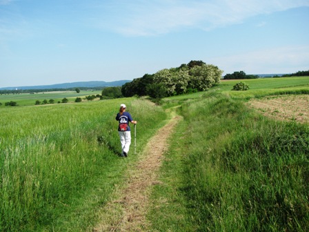 Karin spurtet über die Feldwege