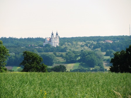 Fernblick zur Wallfahrtskirche Maria Dreieichen