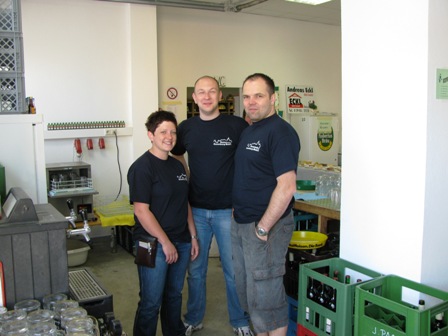 Diese netten Mitarbeiter im Ziel sind für den Ansturm der durstigen und hungrigen Wanderer bestens gerüstet