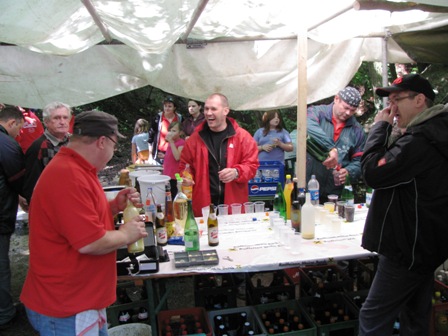 ...und die Mitarbeiter sind voll guter Laune bei der Sache