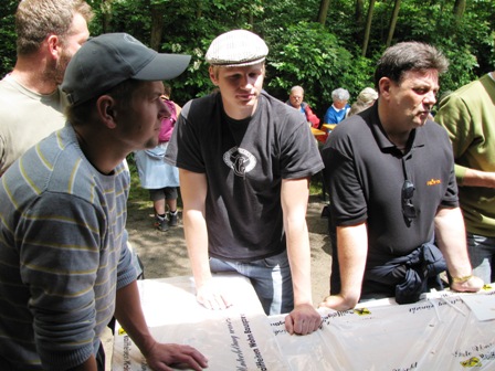Geduldig warten die hungrigen Männer auf ihr Mittagessen