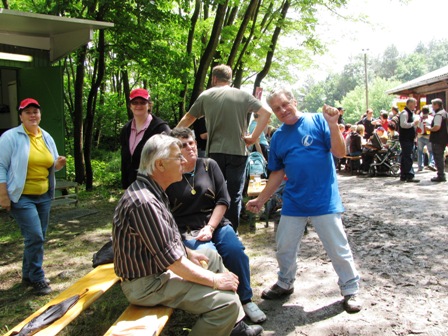 Also vertreiben sich einige Wanderer mit Ulken die Wartezeit