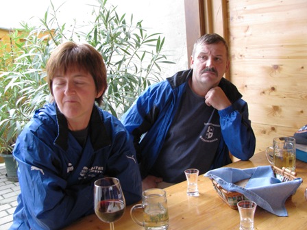 Monika läßt den Tag Revue passieren und Quaxi kanns nicht fassen, daß die Reiters schon wieder essen (und er nichts mehr hat)