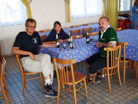 Helmut, Karin und Ernst gönnen sich ein wohlverdientes 'Pivo'